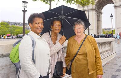图3：亚历克斯女士（Alex）（中）在巴黎和安妮塔（Anita）（右）、维罗尼克（Véronique）（左）贺师尊中秋快乐！