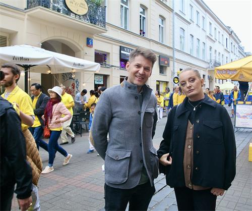 图25：公司老板诺瓦克先生（左）和电台化妆师米蒂琴斯卡女士（右）表示想帮助法轮功学员结束中共的迫害。
