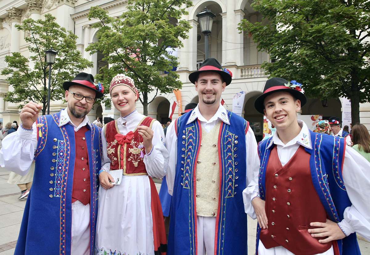 图26：民间舞蹈表演者数控操作员甘达先生（Łukasz Granda，左一）、文理高中生齐托娃斯卡（Konstancia Kitowska，左二）和同伴很喜欢法轮功学员的游行队伍。