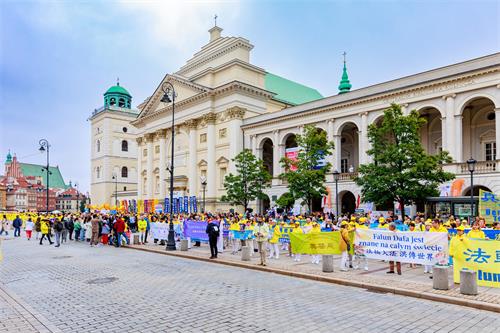 图1～9：游行队伍经过了波兰政府机构集中地段以及华沙的重要旅游景点、闹市区和古城区，民众关注