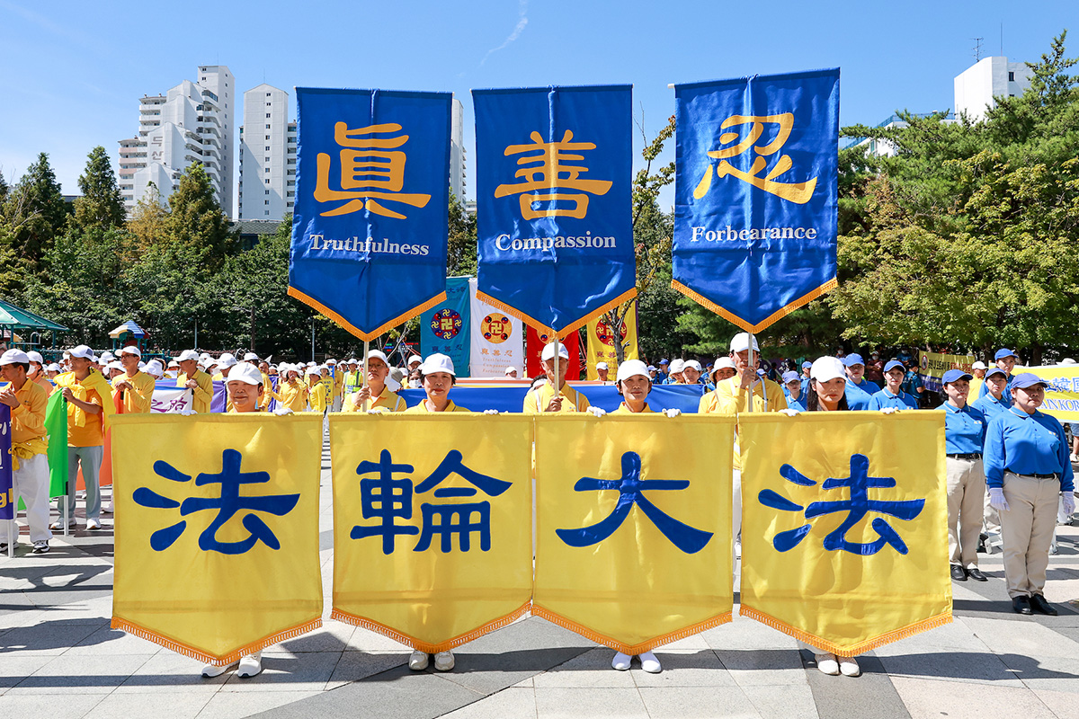 图3～5：二零二二年八月二十八日，在首尔九老里公园举行的庆祝退出中共党团队人数突破四亿人的集会现场。