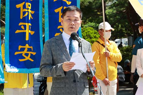 图7:全球退党中心韩国支部事务局长朴均焕先生在集会上发表声明。