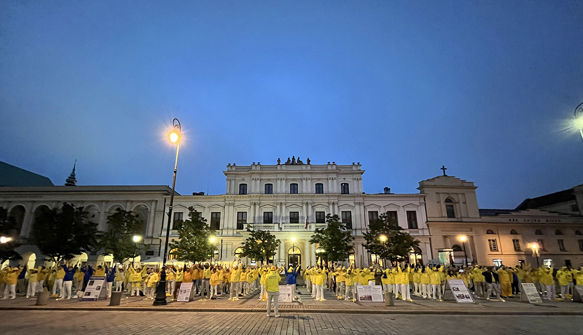 图1：二零二二年九月十日晚，欧洲法轮功学员在波兰首都华沙举办烛光悼念活动