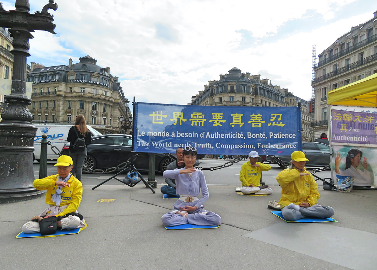 图1～2：二零二二年九月十六日，法轮功学员在巴黎歌剧院广场举办了讲真相活动。