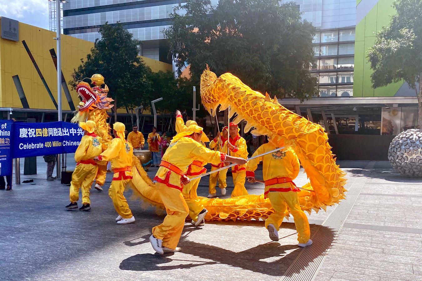 '图1～3：二零二二年九月二十四日，法轮功学员在布里斯班广场（Brisbane Square）举行集会，庆祝四亿中国人三退。'