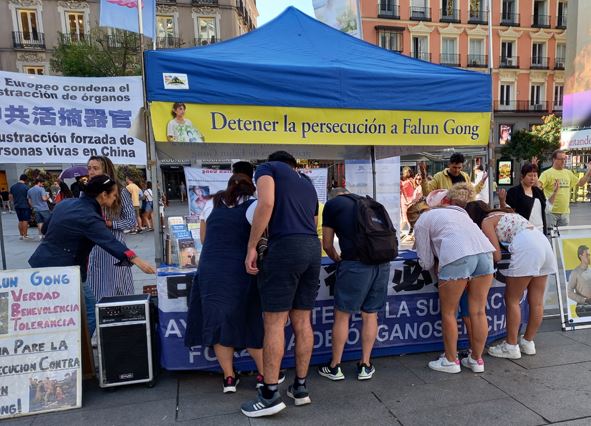 '图1～4：马德里法轮功学员在市中心举办反迫害征签活动'