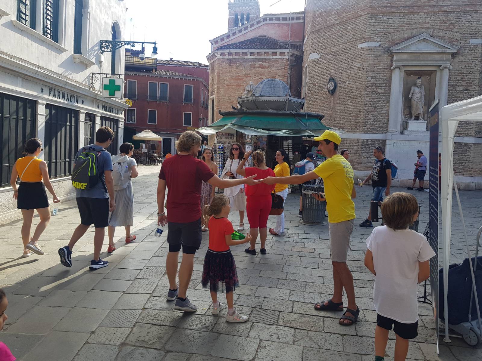 图1～3：法轮功学员在水城威尼斯圣-马可广场举办了两天的讲清法轮功真相及征签活动
