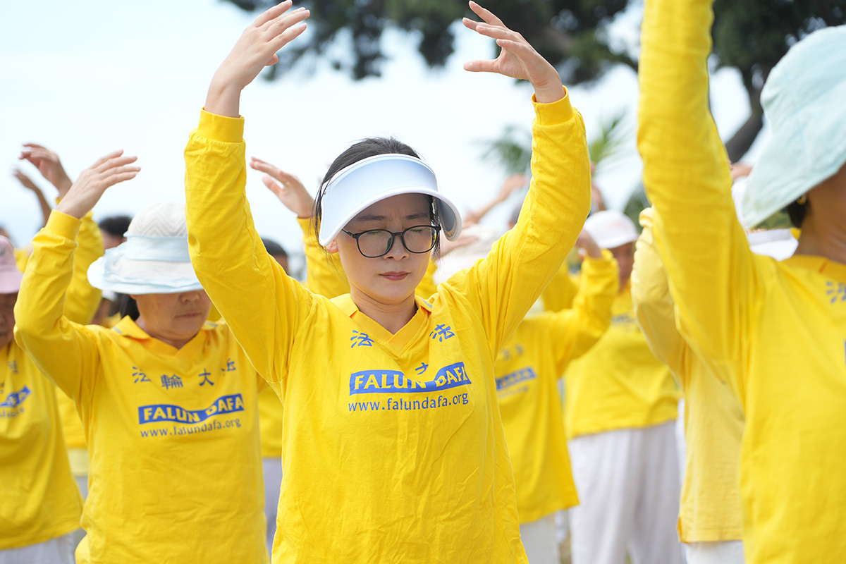 图1~5:二零二二年九月四日,洛杉矶部份法轮功学员数百人在圣莫妮卡(Santa Monica)码头集体炼功,恭祝法轮功创始人李洪志先生中秋节快乐。