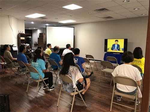 '图1：初学者专心致志听师父讲法录像'