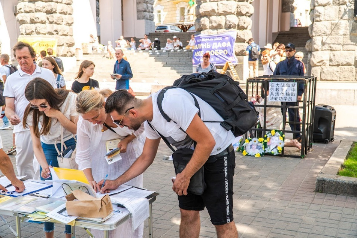 图4：乌克兰学员基辅市中心举办活动，传播法轮功的<span class='voca' kid='62'><span class='voca' kid='62'>真相</span></span>，揭露中共对法轮功学员的残酷迫害，并征集谴责中共迫害的签名。