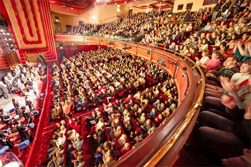 图1：二零二三年一月十四日和十五日晚，美国神韵纽约艺术团在英国牛津新剧院上演三场演出，场场爆满。图为十四日晚演出大爆满盛况。（大纪元）