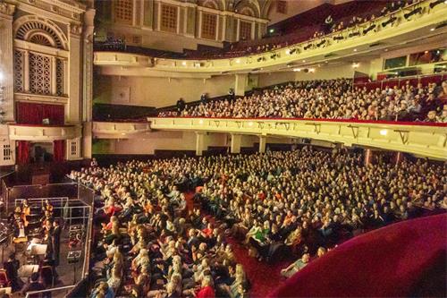 图2：二零二三年一月十一日和十二日，美国神韵纽约艺术团在英国苏格兰首府爱丁堡剧院上演了二场演出，演出票售罄。图为十一日首场演出大爆满盛况。（大纪元）