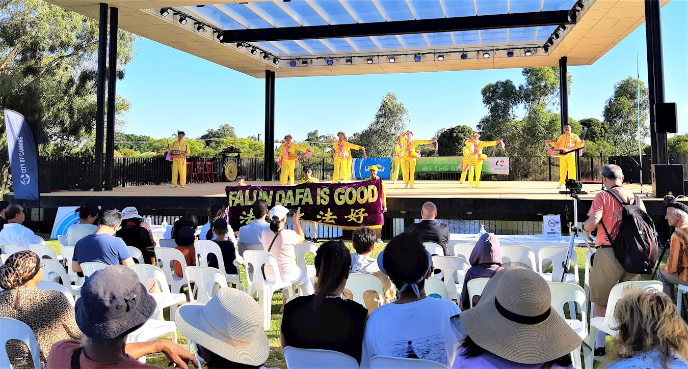 '图1：二零二三年一月二十六日，西澳法轮大法团体受主办方邀请，参加了坎宁顿（Cannington） 市民中心公园（Civic Centre Park）举行的澳大利亚日庆祝活动。很多民众赞赏法轮功学员的腰鼓表演温馨平和又鼓舞人心。'