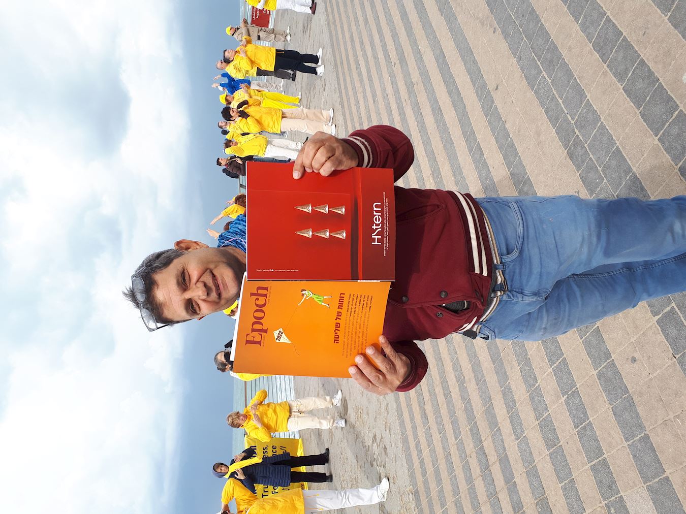 '图6：沙哈尔·亨到海滩要阅读《大纪元杂志》。他说：“我反对共产主义和它对人们的控制。”'