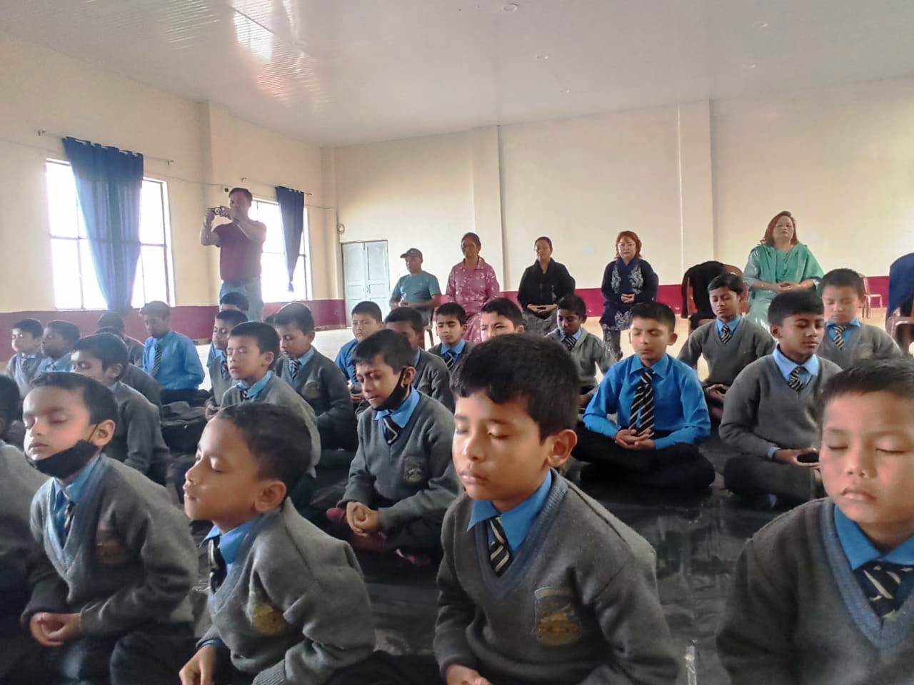 图9～10：藏族RKSP男子小学的学生们在学打坐