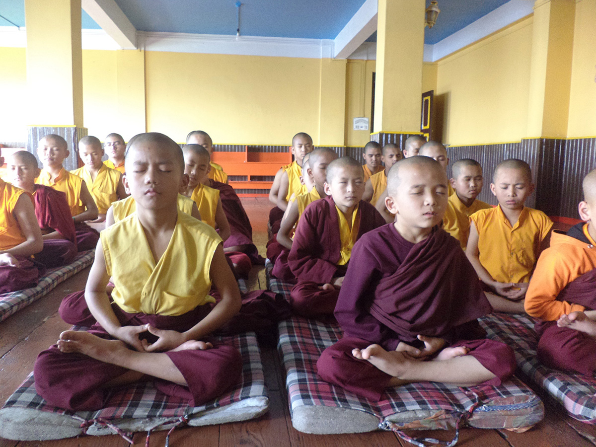 圖11：OKC藏傳佛教寺院學校（OKC Tibetan Monastery school）里，年輕的喇嘛們認真專註的聽講