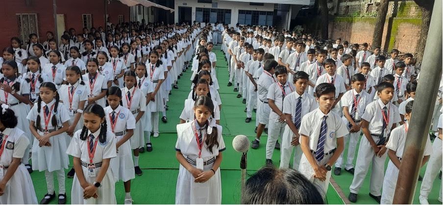 '图1：印度赫曼特贾卡特 （Major Hemant Jakate） 高中的学生们在叠扣小腹，这是法轮大法功法中的动作。'