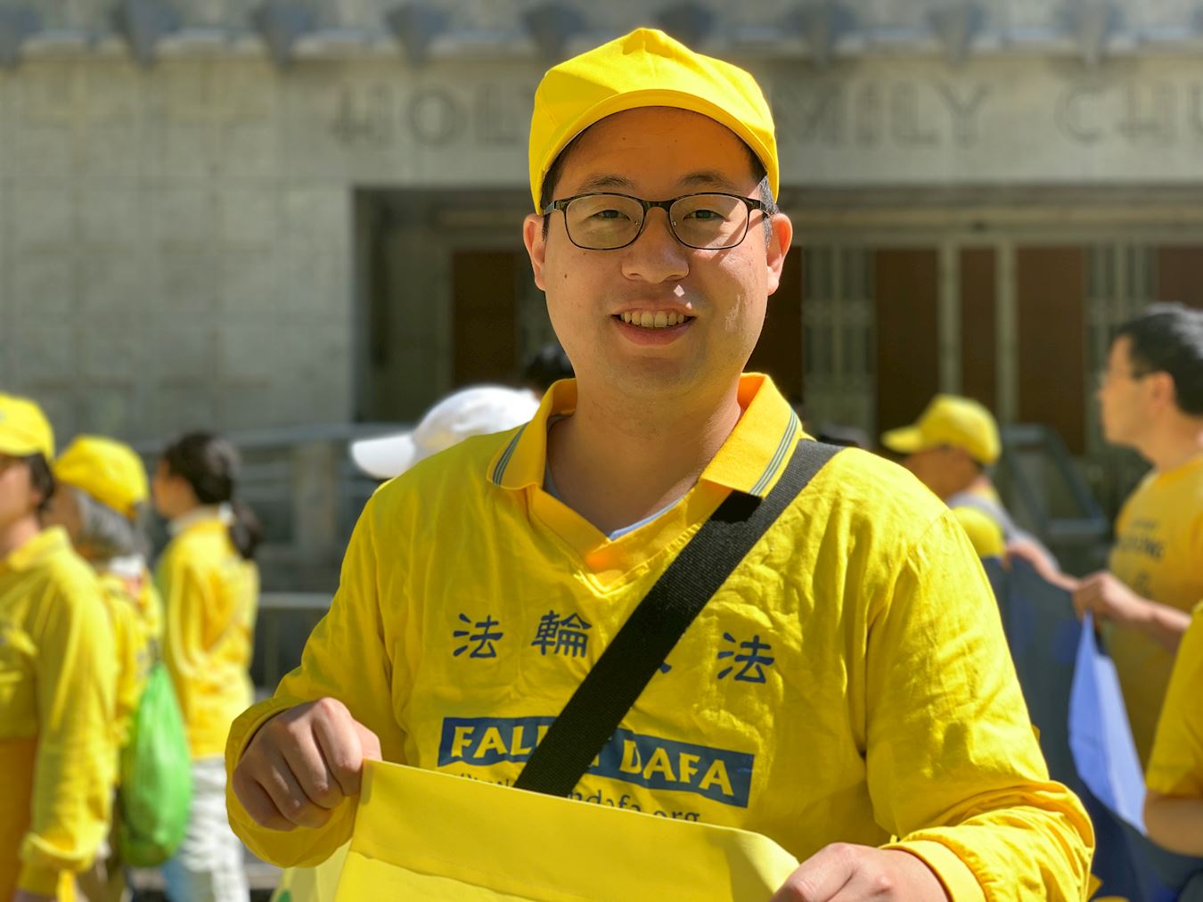 图2:黄千峰参加纽约曼哈顿的游行。