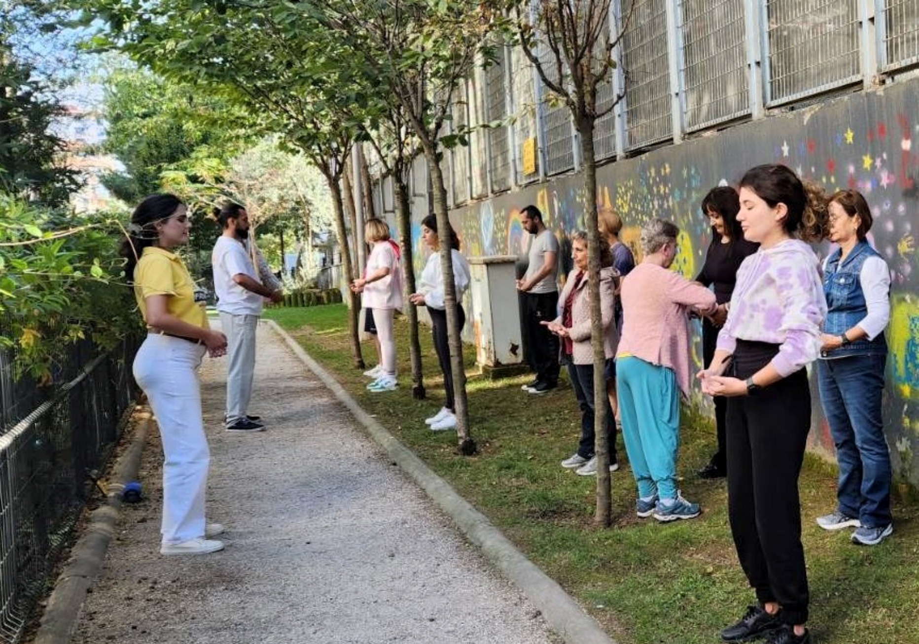 图1～2：二零二三年十月十四日，法轮功学员来到卡德柯伊（Kadıköy）市的“生态生活中心”举行弘法和讲真相活动。吸引了众多居民的兴趣，人们现场学炼法轮功。