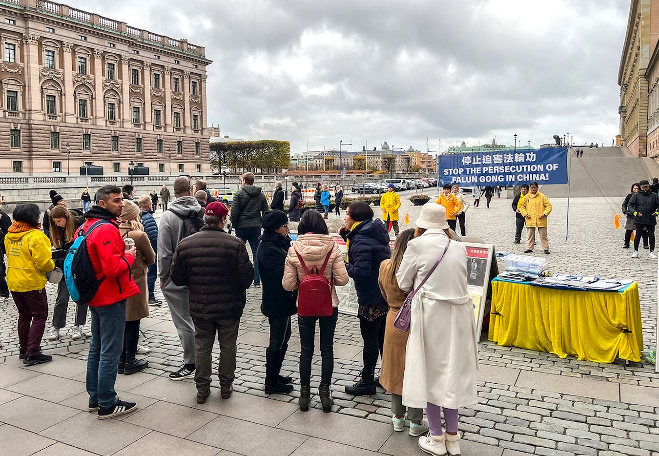 '图1：二零二三年十一月份每个周五和周六下午，法轮功学员都在瑞典国会大厦旁的钱币广场举办讲真相活动。'