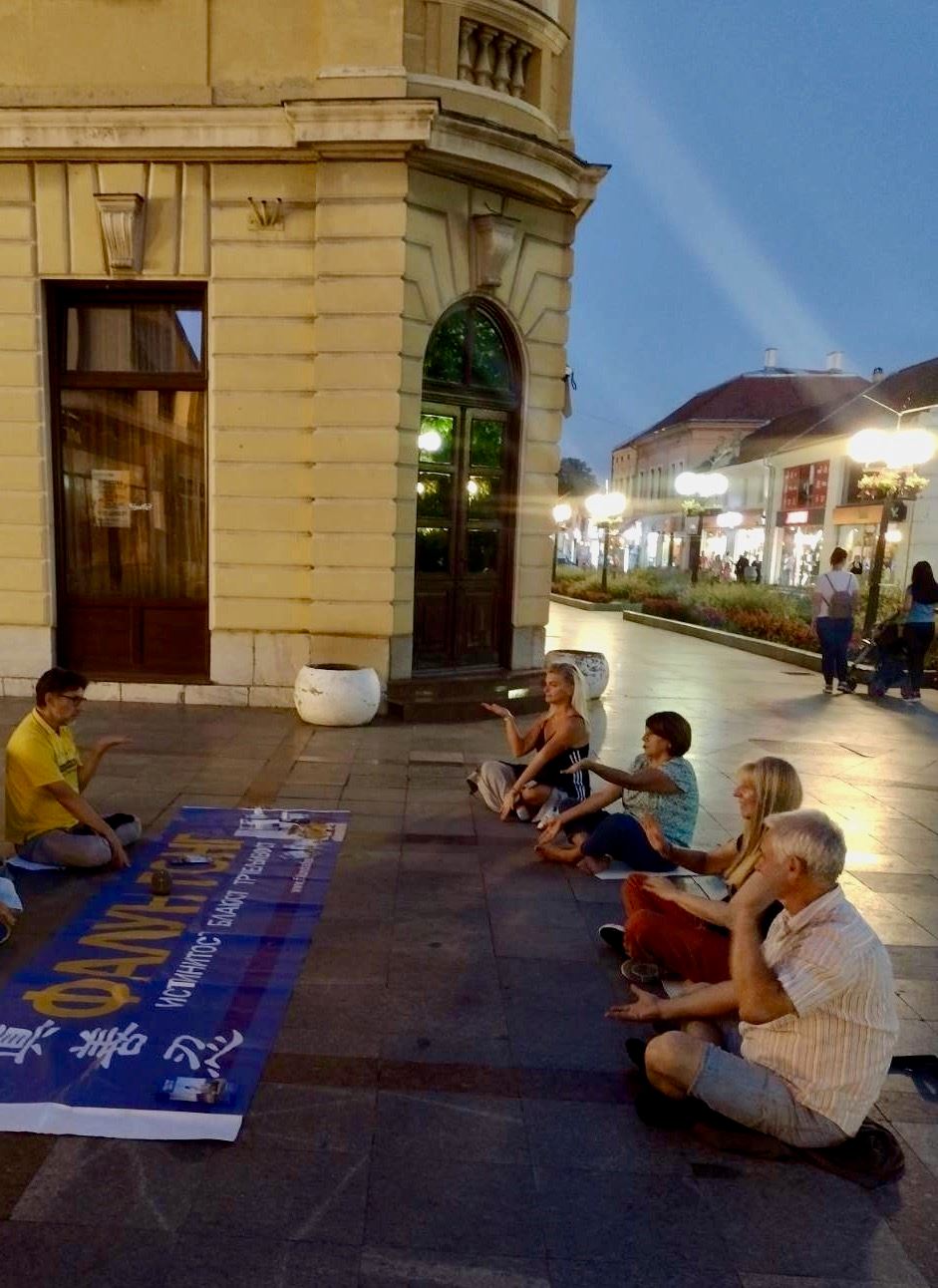'图4：瓦列沃（Valjevo）的居民们正在学炼第五套功法。'