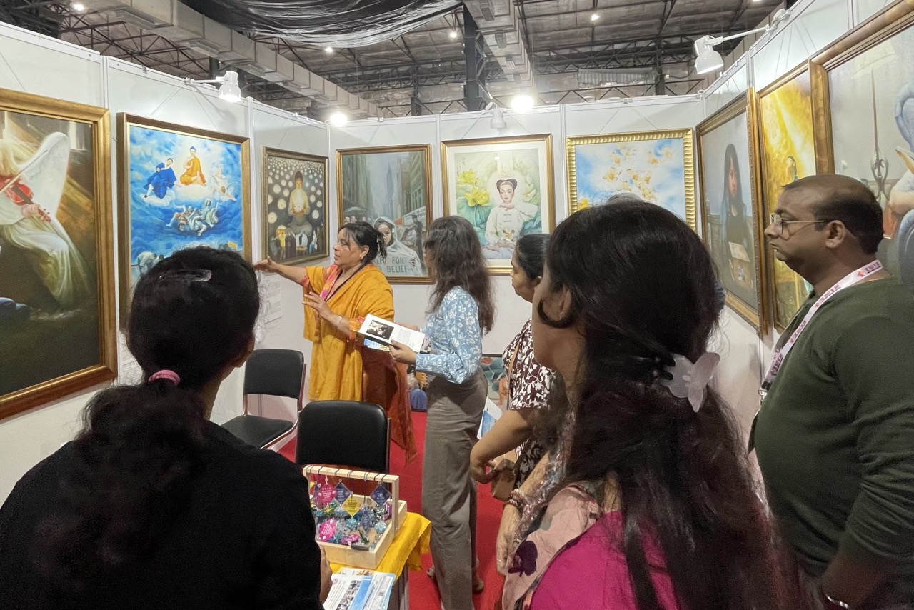图1～3：二零二三年十一月九日至十一日，孟买法轮功学员在印度年度最大视觉艺术展会——HAAT艺术展上设立展位，展出真善忍美展的作品，并向参观者介绍法轮功及其真相。