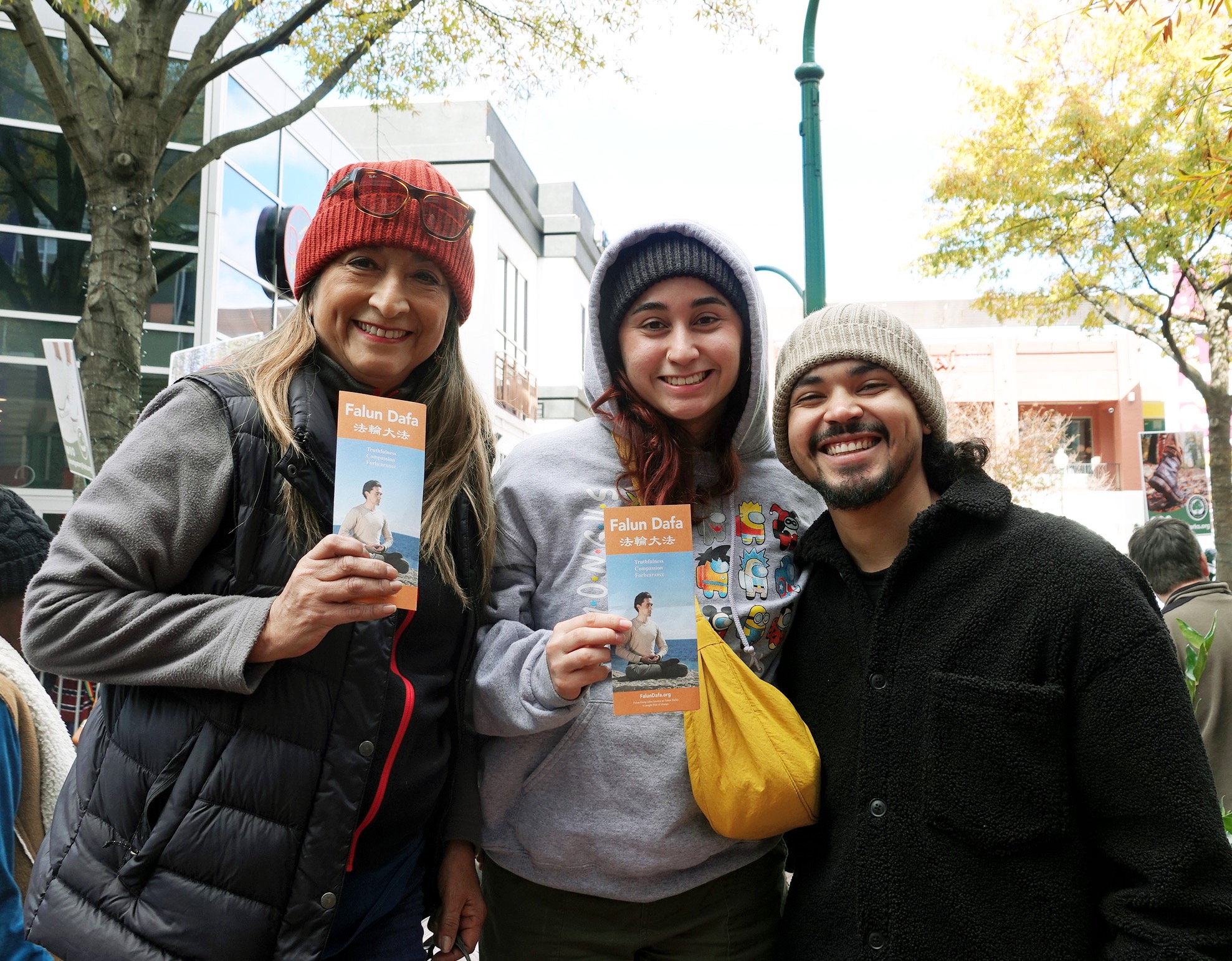 图6：安娜贝拉（Anabela，左一）和艾米丽（Emily，中）及另一位家人结伴前来观看银泉市感恩节游行。
