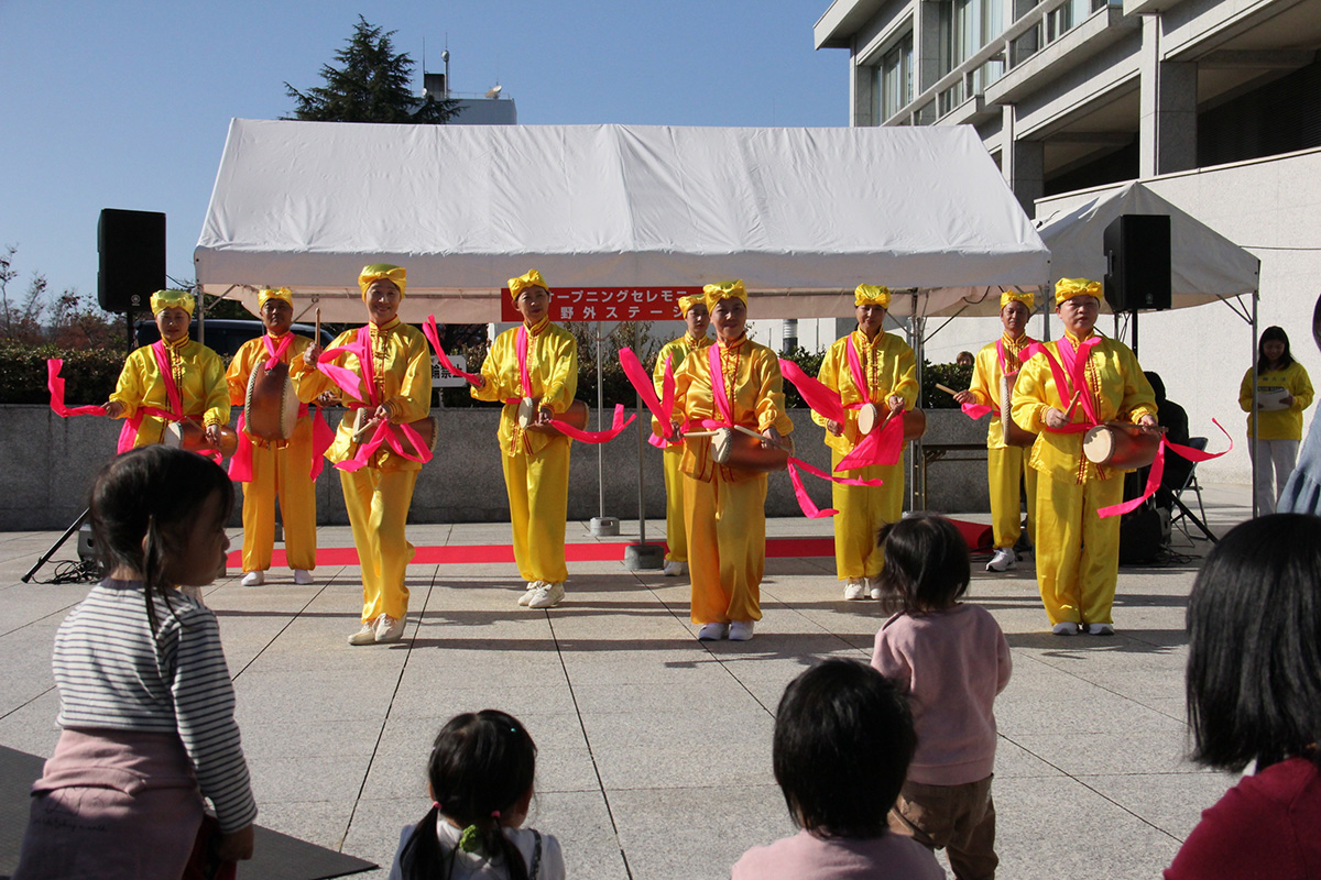 图6：二零二三年十一月十九日下午，法轮功学员在“国际庆典2023”的屋外舞台表演腰鼓舞。
