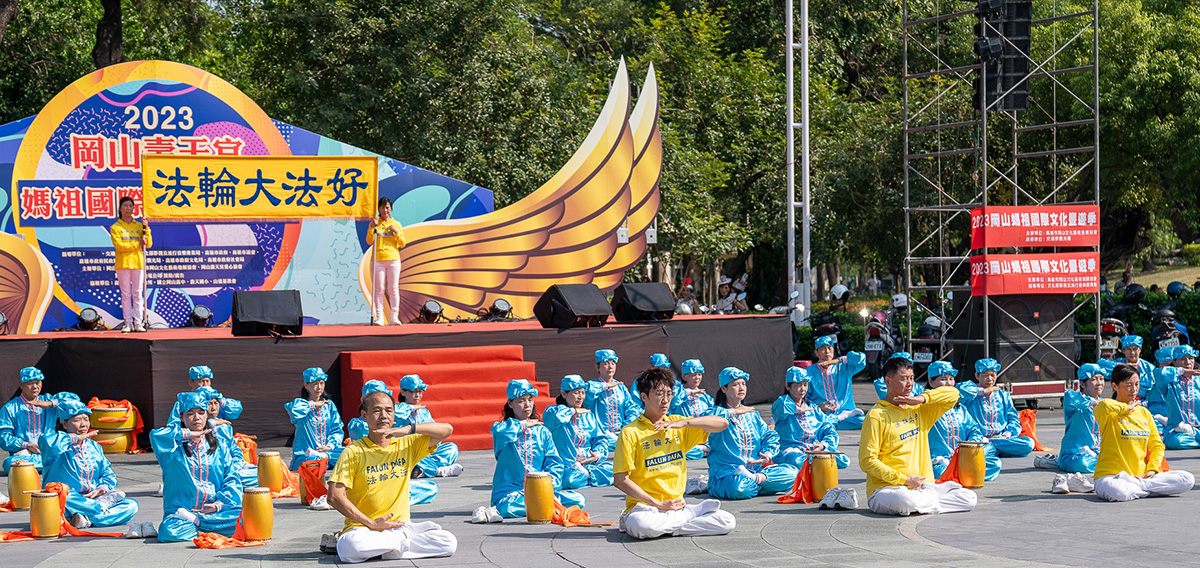 图5～6：在寿天宫庙前广场天国乐团演奏《法轮大法好》《佛恩圣乐》《送宝》等曲目和腰鼓队五套功法演示，很多民众给他们掌声和比赞。