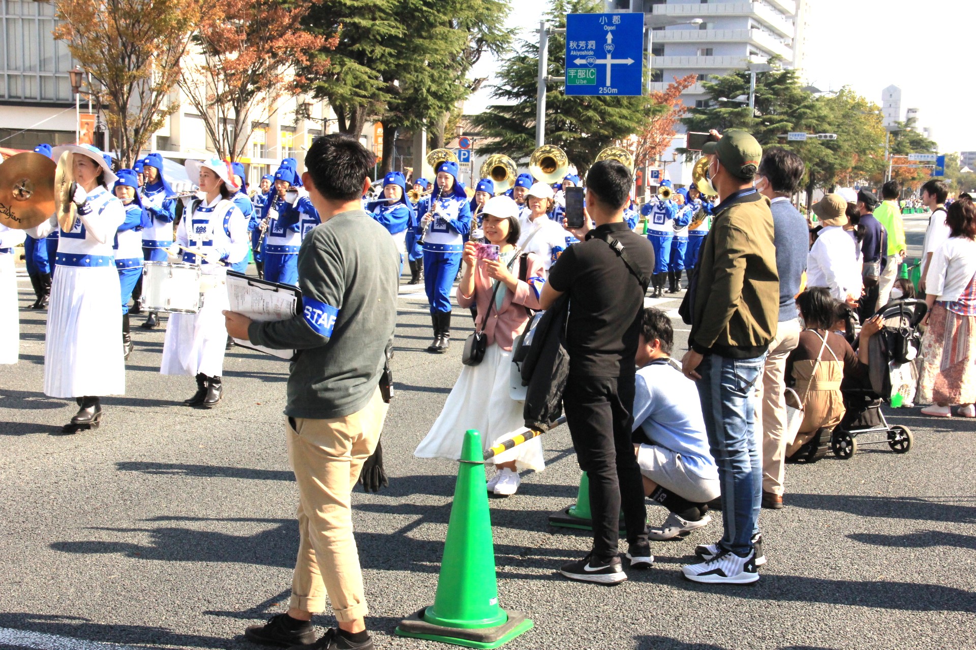 图1～2：法轮功学员参加日本山口县宇部市二零二三年十一月五日举行的宇部节活动，并参加了常盘大道的游行。