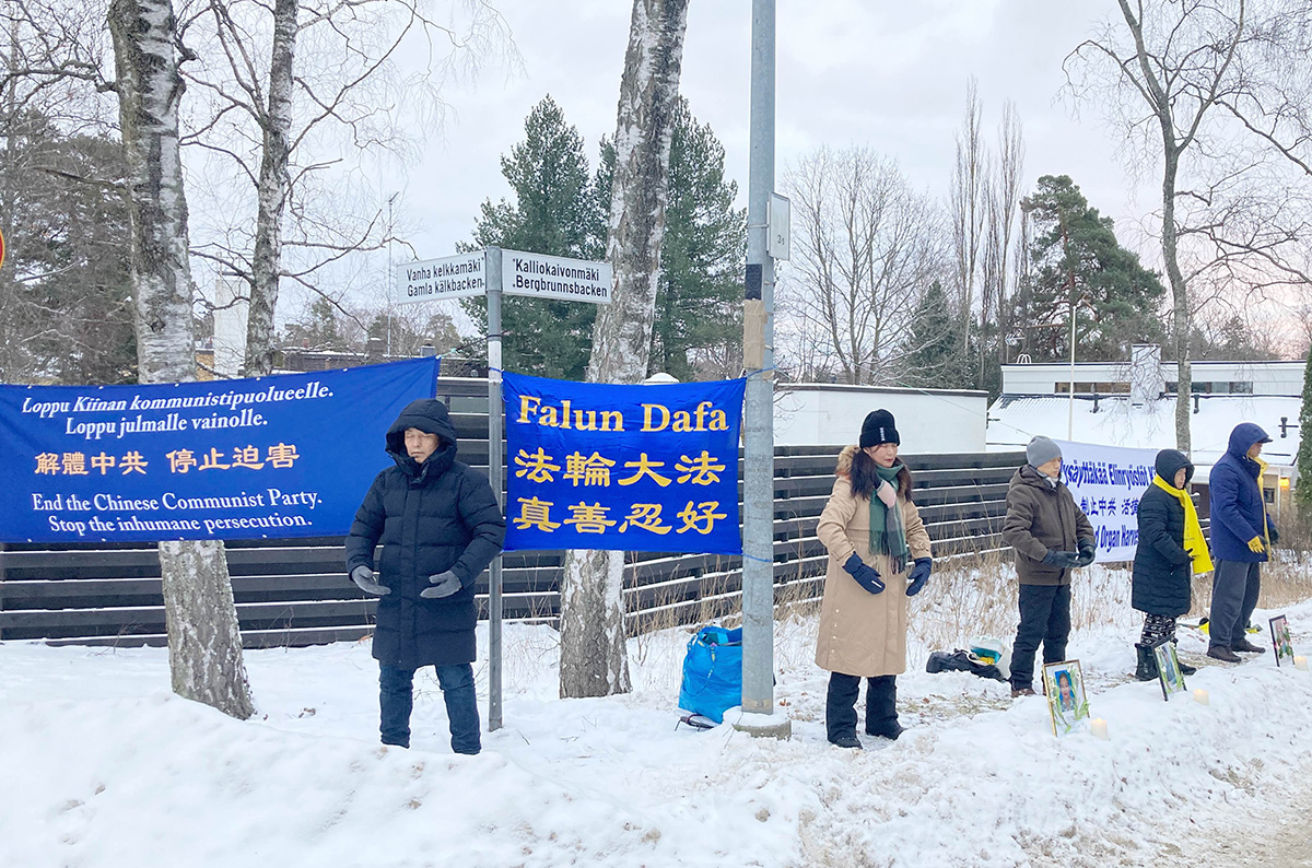Kuva 1: 7. joulukuuta 2023 suomalaiset Falun Gongin harjoittajat vetosivat Kiinan suurlähetystön eteen ja vaativat vainon lopettamista.