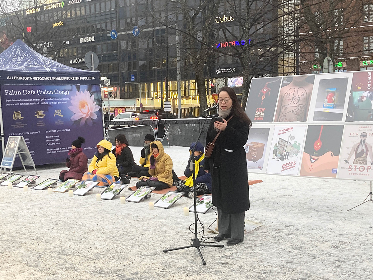 Kuva 2: 9. joulukuuta 2023 Falun Gongin harjoittajat pitivät Kampin aukiolla tapahtuman, jossa kehotettiin lopettamaan vaino.