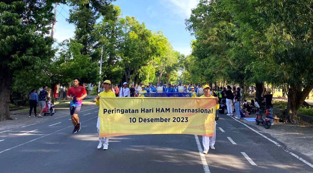 '图2：世界人权日，法轮功学员举行环绕瑞能广场（Lapangan Renon）行程为三公里的游行。'