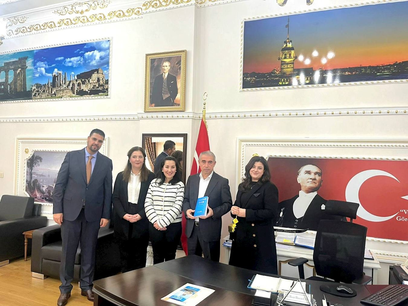 '图2：学员向伊斯坦布尔副省长哈桑·侯赛因·詹博士赠送法轮功主要著作——《转法轮》。'