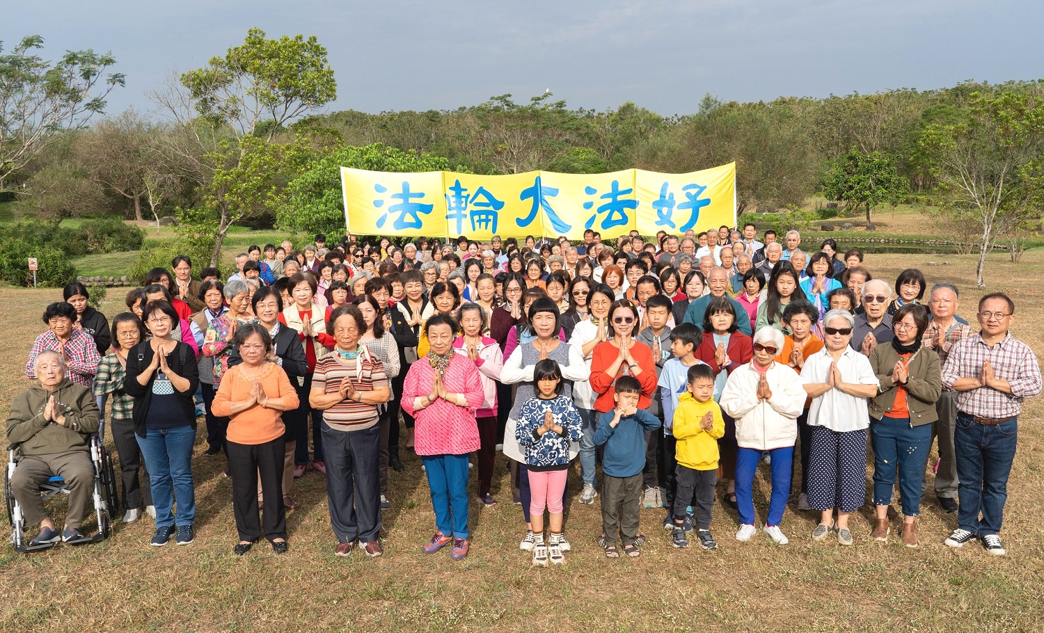 图2:台湾屏东部份法轮功学向法轮大法创始人李洪志师父拜早年。