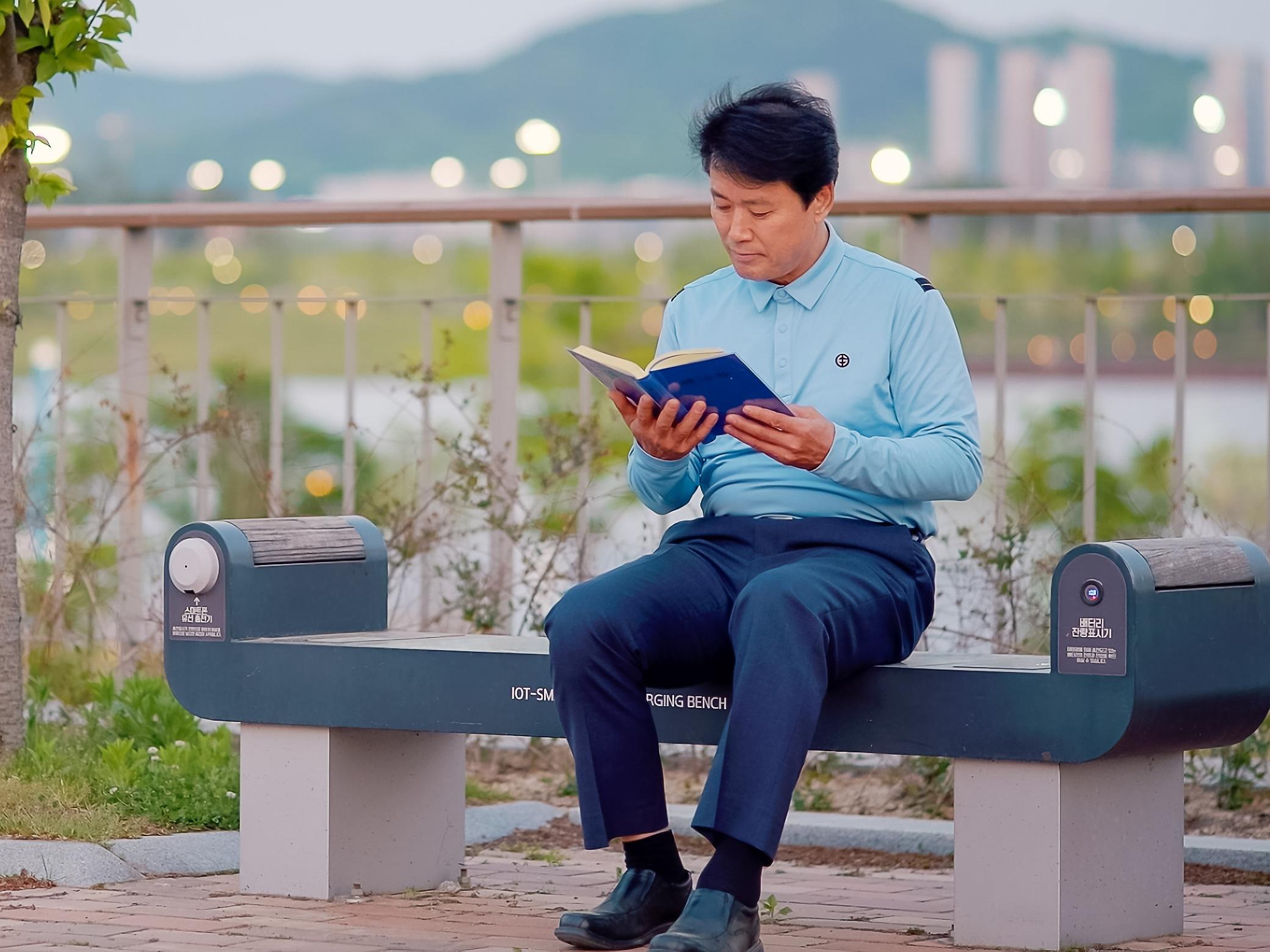 图2：尹康元先生正在阅读法轮功修炼书籍《转法轮》。
