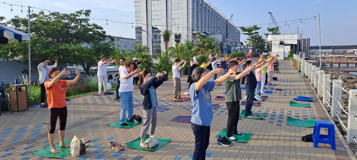 图1：部份法轮功学员在雅加达北部PIK小湾区（Cove at Batavia PIK）集体炼功。