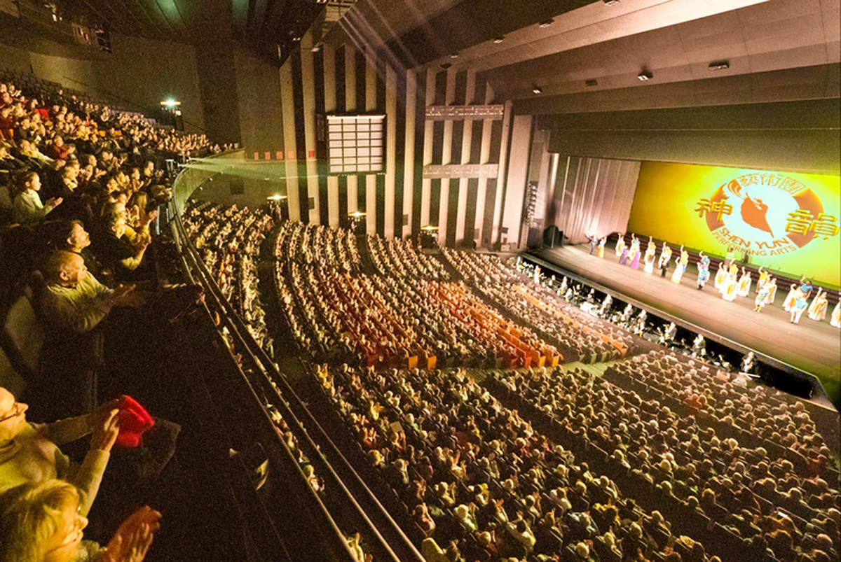 图2：二零二三年二月十一日和十二日，神韵环球艺术团在法国图尔国际会议中心上演的三场演出均大爆满。图为十二日下午场演出大爆满的盛况。（大纪元）