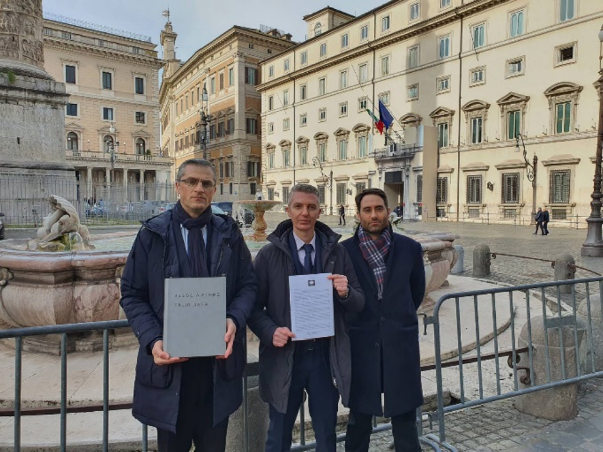 图1：意大利法轮大法学会向意大利总统府递交呼吁停止迫害和强摘法轮功修炼者器官的请愿签名集。