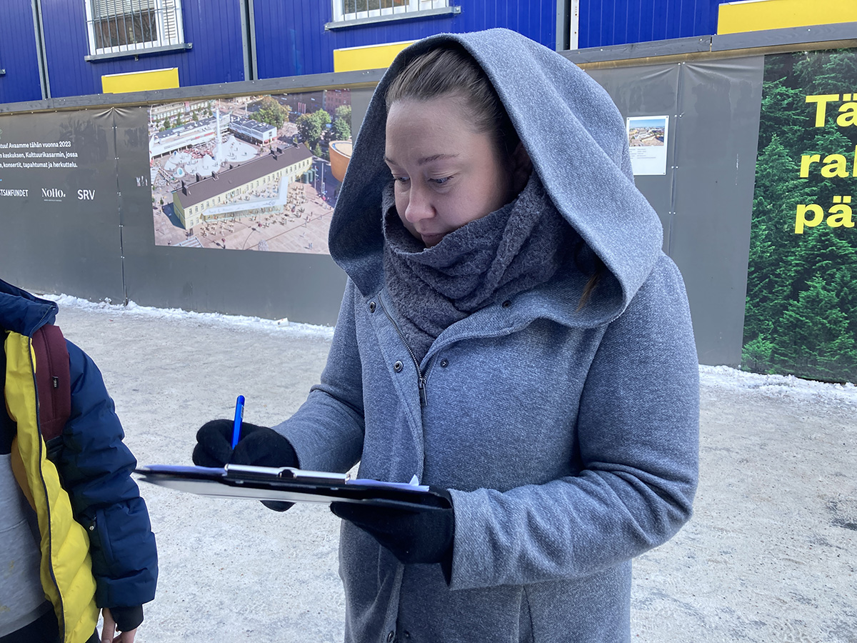 图5～6：风雪中，芬兰民众签名支持法轮功学员反迫害