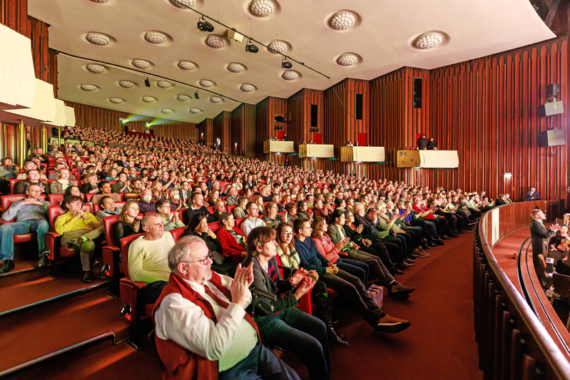 图6：二零二三年二月十六日至十九日，美国神韵环球艺术团在德国米尔海姆城市剧院–戏剧厅上演了五场演出，场场一票难求。图为十八日演出的现场盛况。（大纪元）