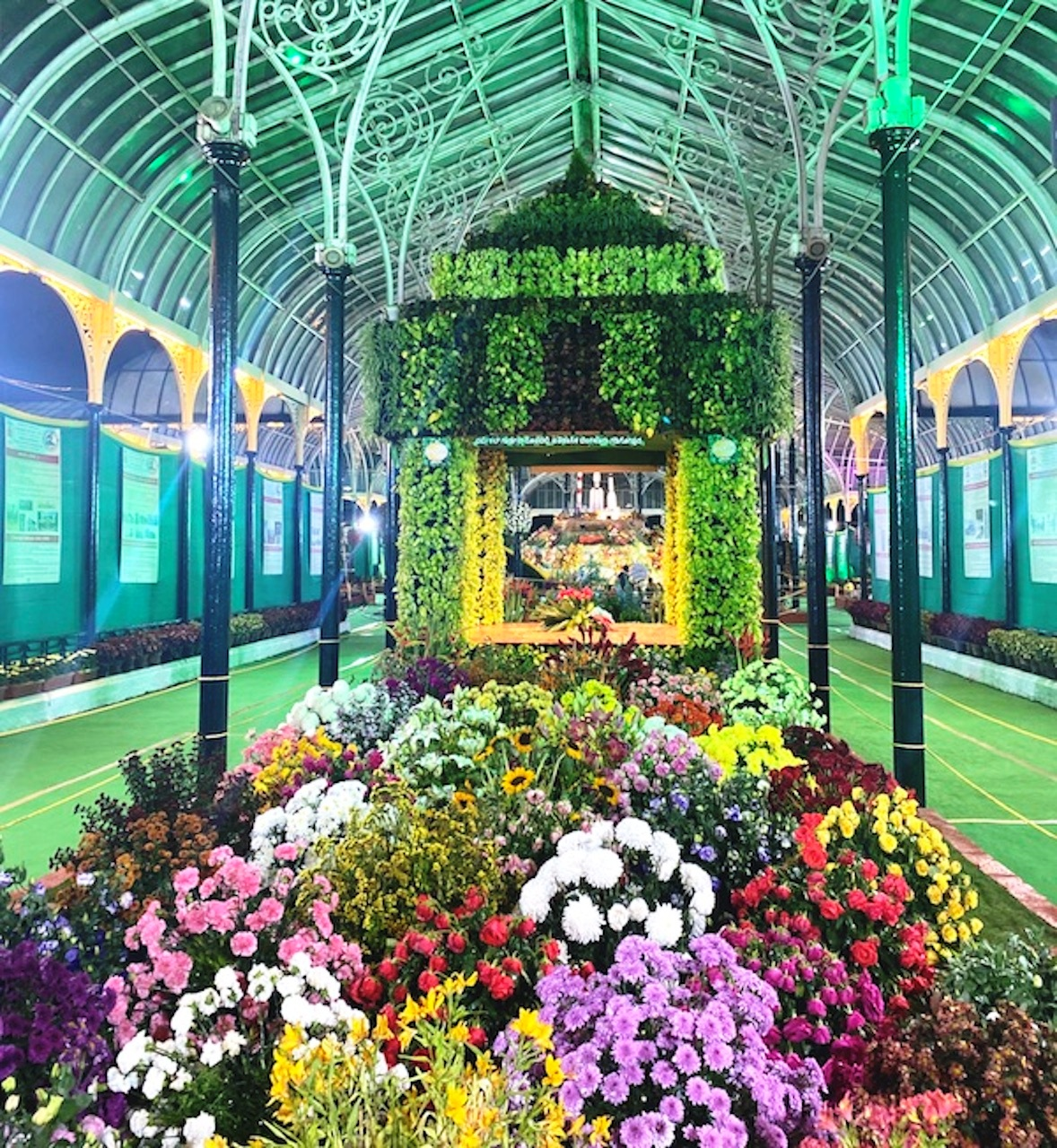 图1：在二零二三年一月的花展上，展出了以鲜花制作的班加罗尔地标建筑的花卉模型。