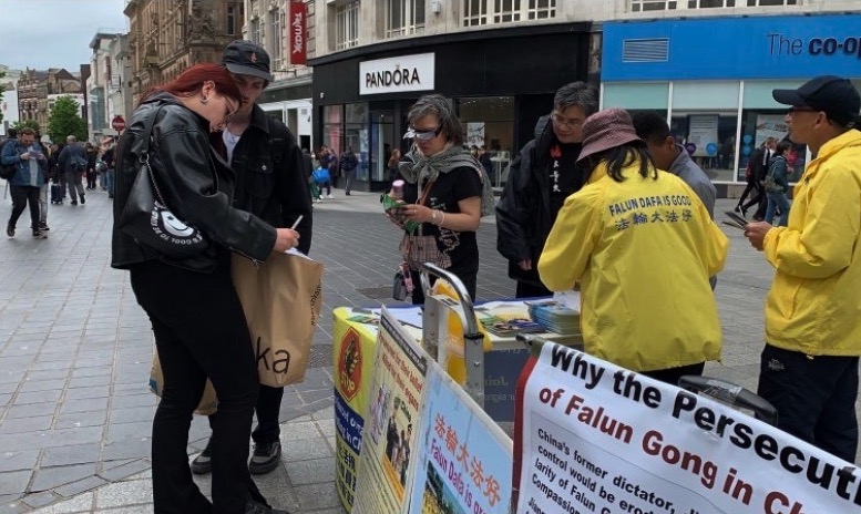 图：每逢周日，英国法轮功学员都会在利物浦唐人街设立真相点，向民众讲述法轮功真相，揭露中共迫害。