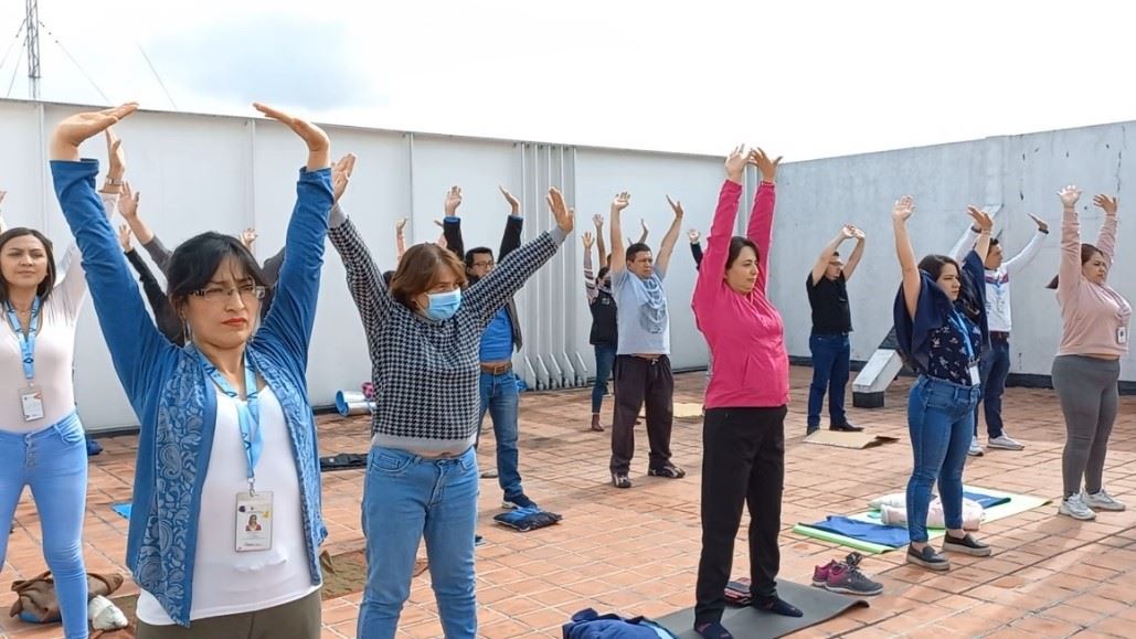 '图2～3：二零二三年一月二十日，法轮功学员们在首都基多南部政府平台教功现场教授五套功法