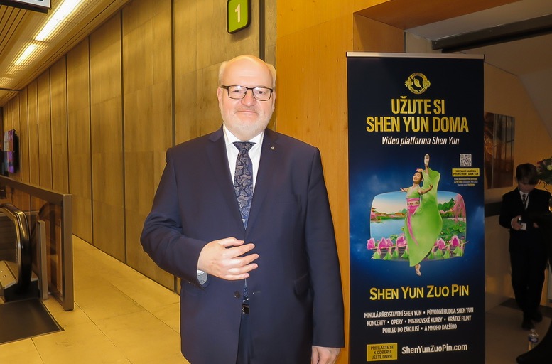 图9：二零二三年三月十日，捷克前文化部长、荣誉大使丹尼尔·赫尔曼（Daniel Herman）在捷克布拉格会议中心（Prague Congress Center）观看了美国神韵环球艺术团的演出。（大纪元）