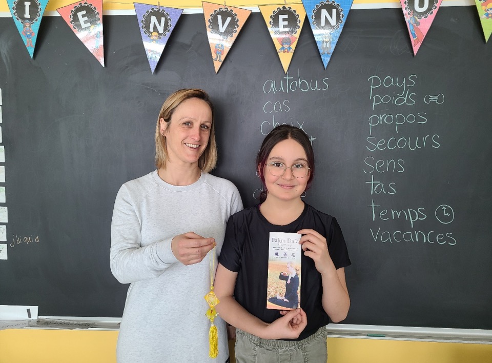 图3：老师阿娜（Anne，左）和四年级学生马勒（Maëlle，右）在学校一起学炼了法轮大法。