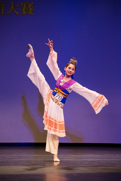 图4：周歌表演的《女娲补天》获得第六届“全世界中国舞舞蹈大赛”青年女子组金奖。（明慧网）