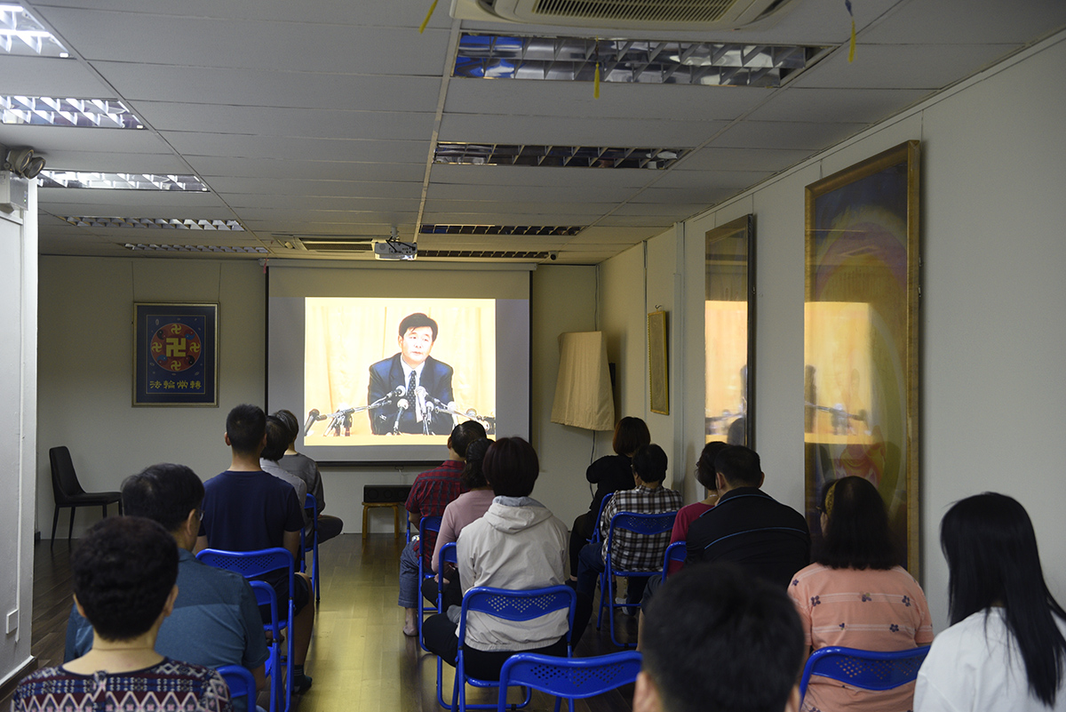 图1：二零二三年三月四日至三月十二日，新加坡法轮佛学会举办九天班，新学员们在观看法轮大法创始人李洪志先生的讲法录像。