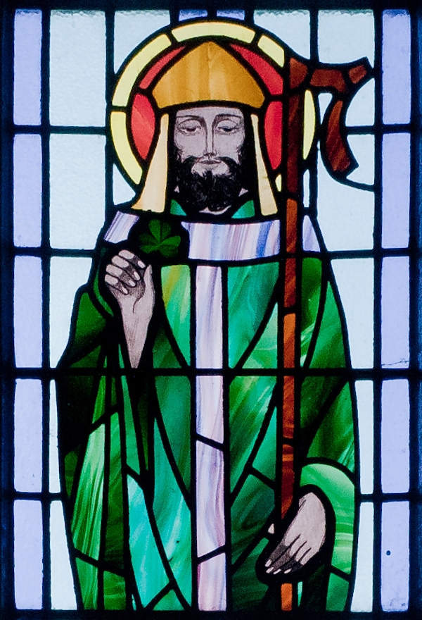 爱尔兰圣贝宁教堂彩色玻璃窗中描绘的圣帕特里克