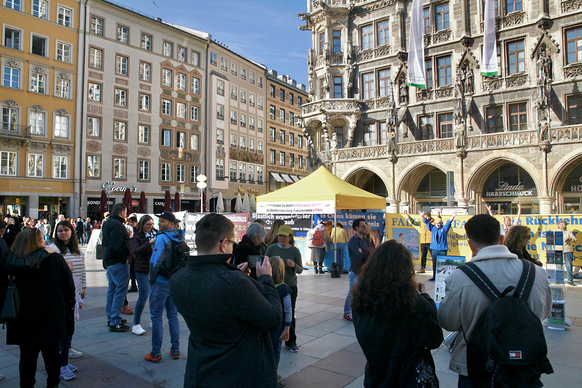 图1：二零二三年三月十八日，德国法轮功学员在慕尼黑玛利亚广场（Marienplatz）举办活动，向民众展示法轮功的美好，并揭露中共迫害及活摘法轮功学员器官的罪恶，得到过往民众声援。